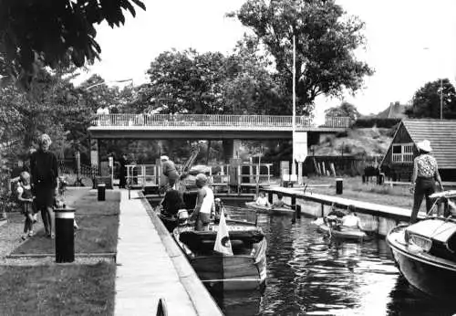 AK, Wendisch Rietz am Scharmützelsee, Schleuse, belebt, 1973