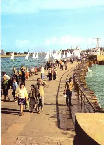 AK, Rostock Warnemünde, An der Mole, belebt, 1981