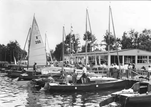 AK, Malchow Kr. Waren Müritz, Seglerheim am Fleesensee, belebt, 1967