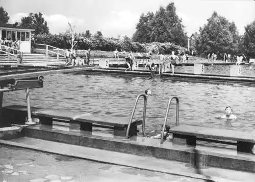 AK, Salzwedel, Volksbad belebt, 1974