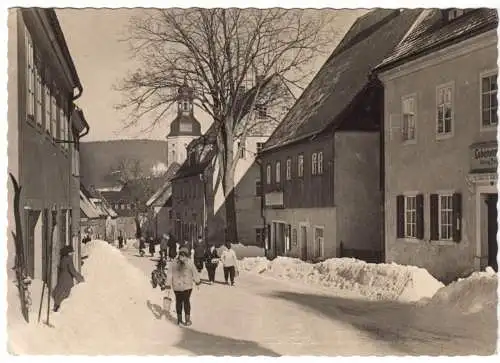 AK, Geising Osterzgeb., Hauptstr., belebt, Winteransicht, 1961