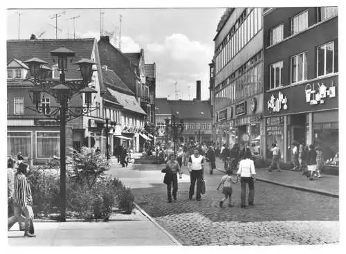 AK Köthen, Schalaunische Str., Version 2, Geschäftshäuser, belebt, 1979