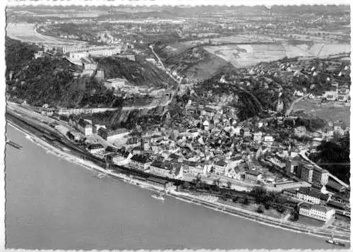 AK, Ehrenbreitstein, Luftbildaufnahme von Stadt und Festung, um 1957