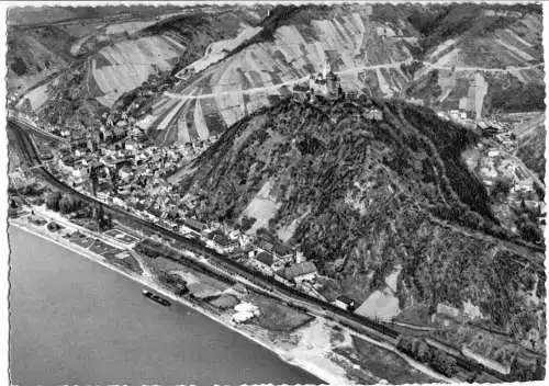 AK, Braubach am Rhein, Luftbildaufnahme der Stadt mit Marksburg, um 1957