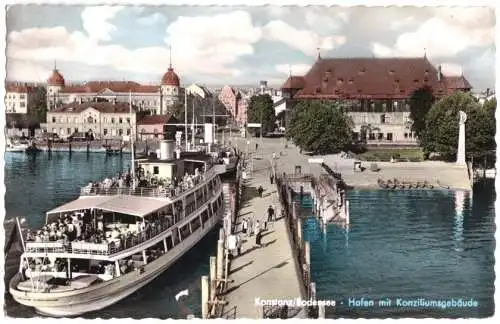 AK, Konstanz Bodensee, Hafen mit Dampfer, belebt, 1960