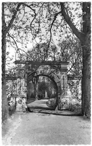 AK, Husum, Eingang zum Schloßpark mit Storm-Denkmal, um 1958