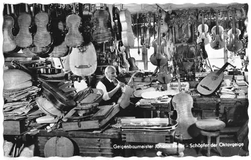 AK, Mittenwald Obb., Geiegnbauer Johann Reiter in Werkstatt, Vers. 2, 1955