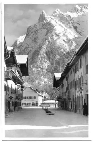 AK, Mittenwald, winterliche Straßenpartie mit Viererspitze, um 1952