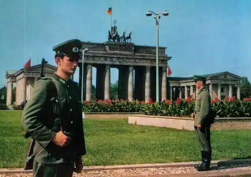 10 Fotos im Format 20 x 14 cm, Berlin, Politik, Militär, Grenze, um 1970