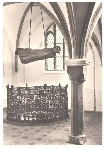 AK, Güstrow Meckl., Dom, "Der Schwebende" Bronzeguß von Ernst Barlach, 1973