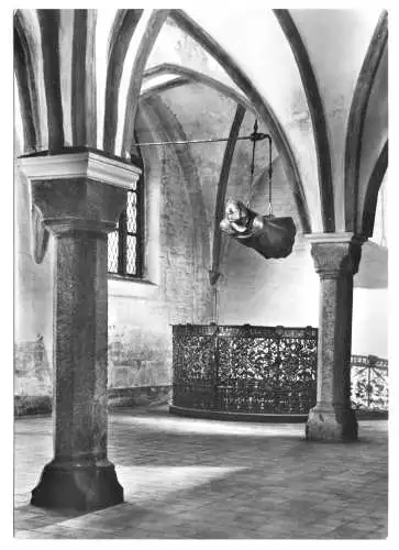 AK, Güstrow Meckl., Dom, "Der Schwebende" Ehrenmal von Ernst Barlach, um 1980