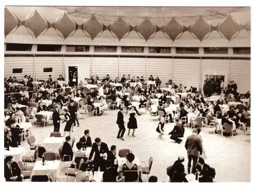 AK, Berlin Mitte, Kongresshalle am Alexanderplatz, Kuppelsaal belebt, 1964