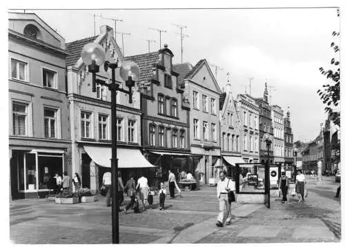 AK, Güstrow Meckl., Fußgängerzone am Markt, belebt, 1982