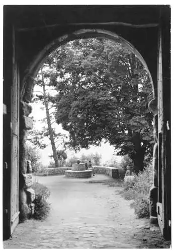 AK, Eckartsberga Kr. Naumburg, Burgeingang mit Goethebank, 1983