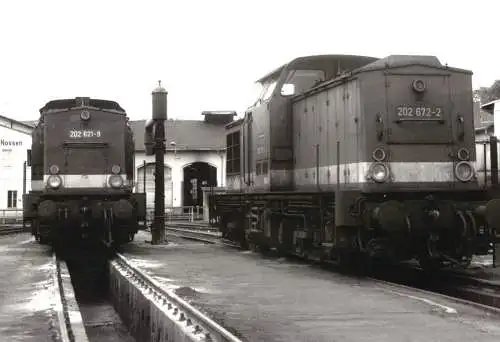 Foto im AK-Format, Nossen, 202 672-2 und 202 621-9 im Bw Nossen, 1980er