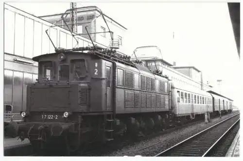 Foto im Format 9 x 14cm, Augsburg, E-Lok 117 122-2 im Bhf. Augsburg, 1977