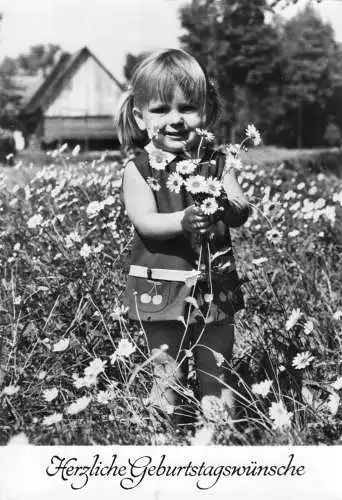 Ansichtskarte, Geburtstag, Mädchen beim Blumenpflücken, 1981