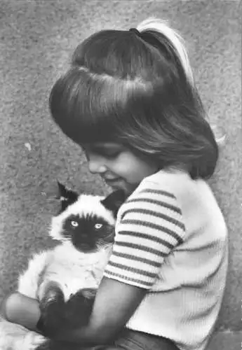 Ansichtskarte, Kinder und Tiere, Mädchen mit Katze im Arm, 1982