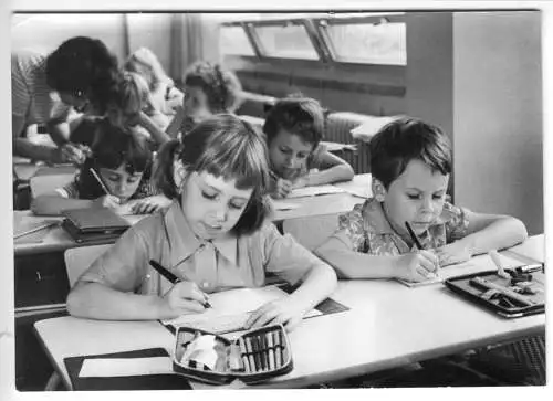 Ansichtskarte, Einschulung, Kinder im Klassenraum beim Schreiben, 1975