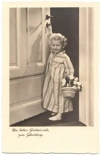 Ansichtskarte, Geburtstag, Mädchen mit Blumenkorb in Tür, um 1950