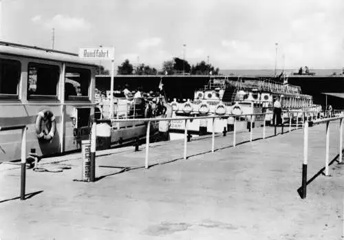 AK, Potsdam, Schiffe der Weißen Flotte im Hafen an der Langen Brücke, 1963