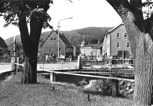 AK, Schmiedeberg Kr. Dippoldiswalde, Straßenpartie mit Brücke, 1984