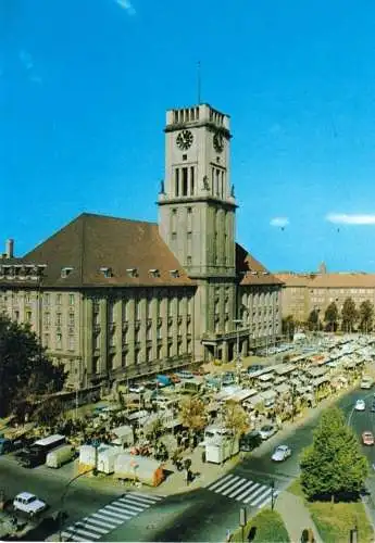AK, Berlin Schöneberg, Blick auf das Rathaus mit Markttreiben, um 1975