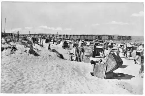 AK, Seebad Bansin Usedom, Strandpartie belebt und Seebrücke, 1957