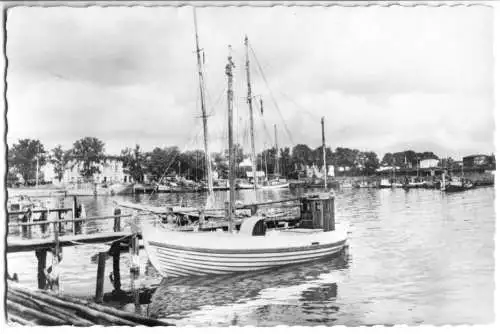 AK, Putbus OT Lauterbach, Rügen, Partie im Hafen, 1958