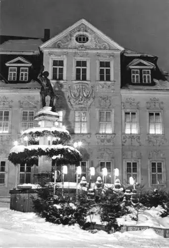 AK, Schneeberg Erzgeb., Bergmannsbrunnen zur Weihnachtszeit, 1984