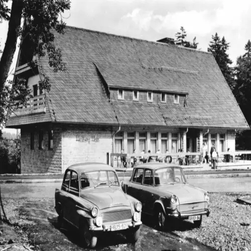 AK, Friedrichroda Thür. Wald, Heuberghaus am Rennsteig, zwei Pkw Skoda, 1971