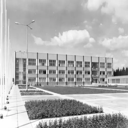 AK, Suhl, Hauptgebäude am Zentralen Platz der Schießsportanlage Friedberg, 1977