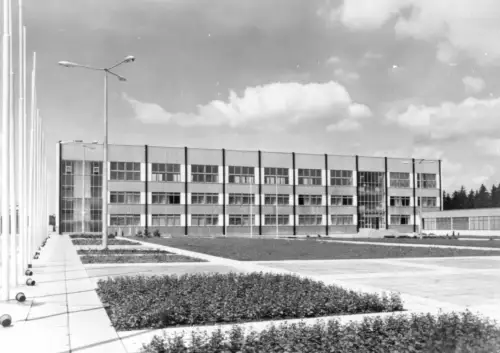 AK, Suhl, Hauptgebäude am Zentralen Platz der Schießsportanlage Friedberg, 1977
