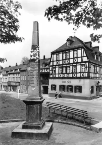 AK, Zwönitz Kr. Aue, Hotel "Roß" am Markt, Postmeilensäule, passender SSt, 1983