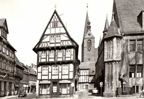 AK, Quedlinburg am Harz, Straßenpartie mit Blick zur Kirche, 1976