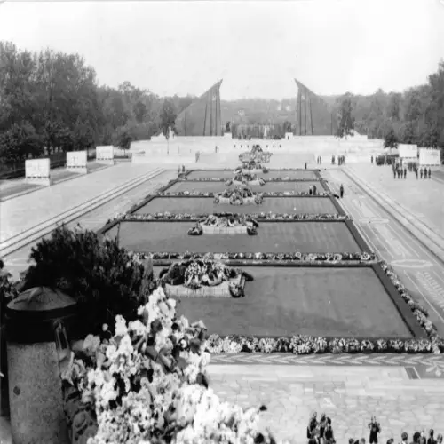 Foto im AK-Format, Berlin Treptow, Sowjetisches Ehrenmal, um 1975