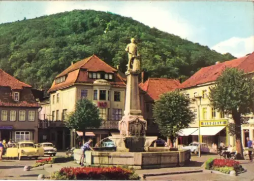 AK, Suhl, Waffenschmiede-Denkmal und Blick zum Domberg, 1964