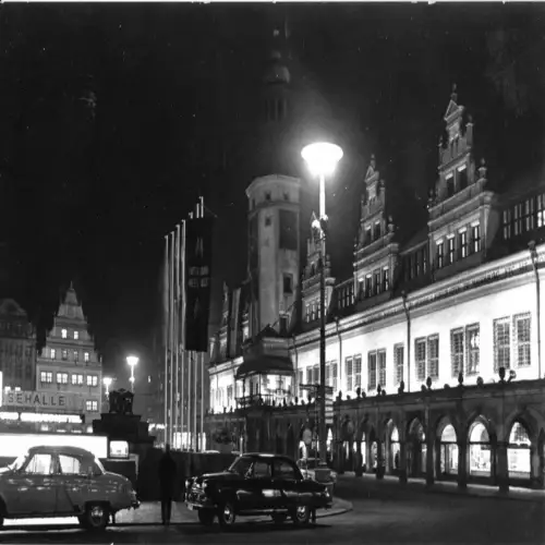 AK, Leipzig, Altes Rathaus, Nachtansicht, zeitgen. Pkw, 1975