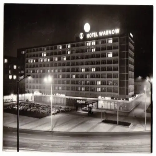 AK, Rostock, Hotel Warnow, Nachtaufnahme, 1968