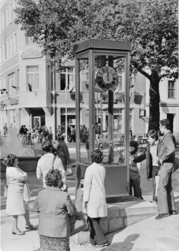AK, Dresden, Str. der Befreiung, Neue Standuhr, belebt, 1980
