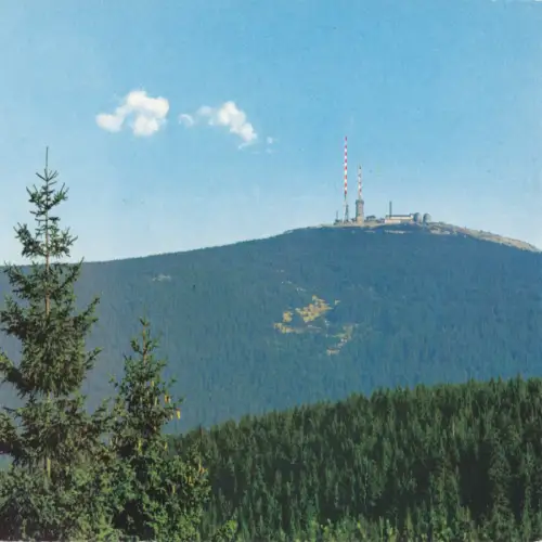AK, Brocken, Blick zum Gipfel mit Gipfelbebauung, Vers. 1, 1980