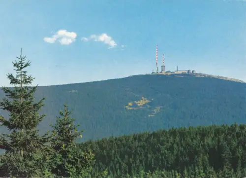 AK, Brocken, Blick zum Gipfel mit Gipfelbebauung, Vers. 1, 1980