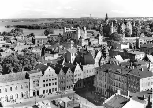 AK, Schwerin, Teilansicht vom Dom gesehen, 1980