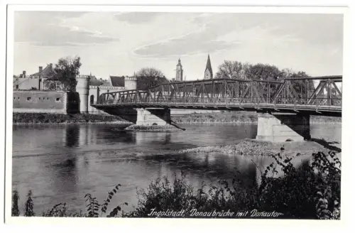 AK, Ingolstadt, Donaubrücke mit Donautor, um 1939