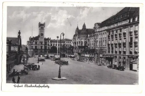 AK, Erfurt, Bahnhofsplatz belebt, 1942