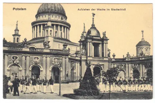 AK,  Potsdam, Innenhof des Stadtschlosses mit Wachmannschaften, 1917