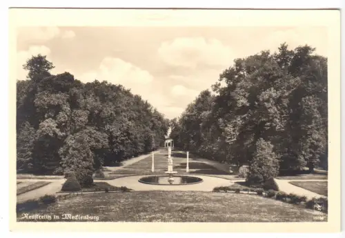 AK, Neustrelitz Meckl., Große Allee im Schloßgarten, Version 1, um 1940