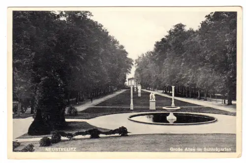 AK, Neustrelitz Meckl., Große Allee im Schloßgarten, Version 2, um 1941