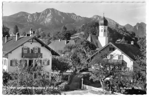 AK, Kochel, Ortsteilansicht mit Kirche gegen Herzogstand, um 1958