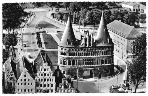 AK, Lübeck, Blick vom Petri-Kirchturm auf das Holstentor und Lagerhäuser, 1954